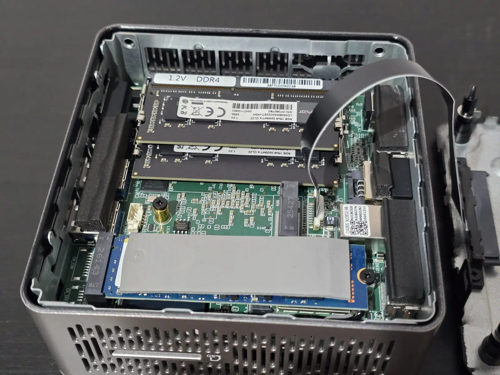 Intérieur du Geekom A5 2027 Edition avec deux barrettes de RAM DDR4 Lexar et le SSD NVMe