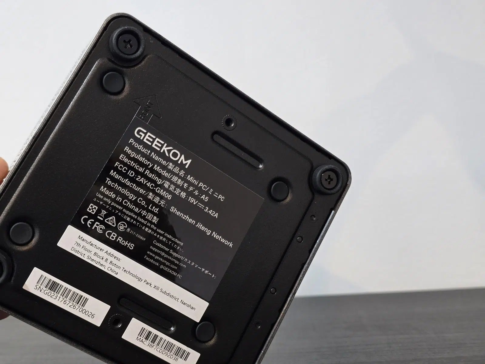 Dessous du Geekom A5 2027 Edition avec les quatre vis de fixation